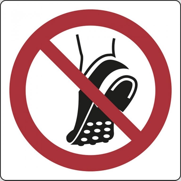 Non indossare calzature con tacchetti/chiodi